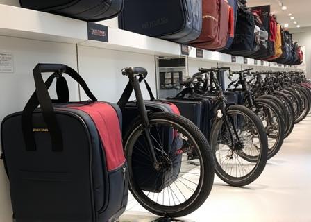 Accessoires en fietssloten op display